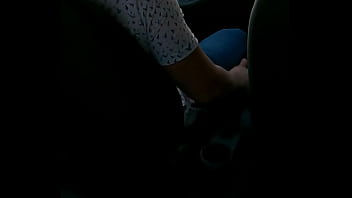 Ella bien caliente atras mientras el maneja y le mete los dedos