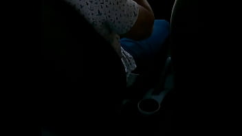 Ella bien caliente atras mientras el maneja y le mete los dedos