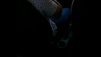 Ella bien caliente atras mientras el maneja y le mete los dedos