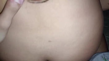 Mientras mi esposo trabaja cojo con mi hijastro