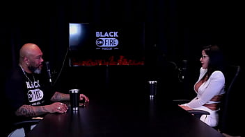 Apresentou um cliente a amiga leva a sério o que faz fez fotos só de calcinha e as censuras nas redes sociais leticia braga watch sheer red