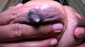 Leite quente e tesão vem mamar nos peitinhos da nicoly