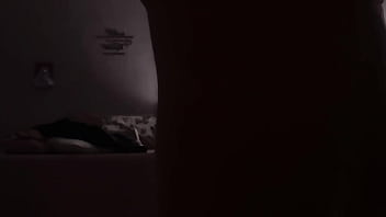 Halloween sega e perversione con un cazzo enorme nella camera da letto della matrigna figliastro spia la matrigna in doccia e si eccita si sega e sborra forte in maschera