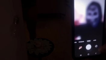 Halloween sega e perversione con un cazzo enorme nella camera da letto della matrigna figliastro spia la matrigna in doccia e si eccita si sega e sborra forte in maschera