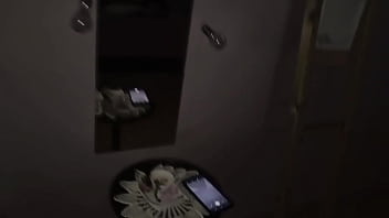 Halloween sega e perversione con un cazzo enorme nella camera da letto della matrigna figliastro spia la matrigna in doccia e si eccita si sega e sborra forte in maschera