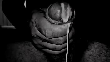 Halloween sega e perversione con un cazzo enorme nella camera da letto della matrigna figliastro spia la matrigna in doccia e si eccita si sega e sborra forte in maschera