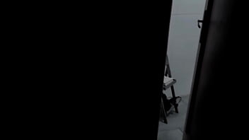 Halloween sega e perversione con un cazzo enorme nella camera da letto della matrigna figliastro spia la matrigna in doccia e si eccita si sega e sborra forte in maschera