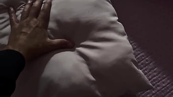 Halloween sega e perversione con un cazzo enorme nella camera da letto della matrigna figliastro spia la matrigna in doccia e si eccita si sega e sborra forte in maschera