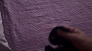 Halloween sega e perversione con un cazzo enorme nella camera da letto della matrigna figliastro spia la matrigna in doccia e si eccita si sega e sborra forte in maschera