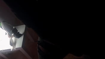 Halloween sega e perversione con un cazzo enorme nella camera da letto della matrigna figliastro spia la matrigna in doccia e si eccita si sega e sborra forte in maschera