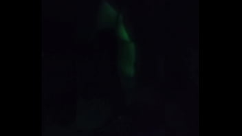 Morena safado no quarto escuro fazendo strip tease