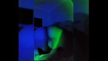 Morena safado no quarto escuro fazendo strip tease