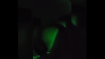 Morena safado no quarto escuro fazendo strip tease