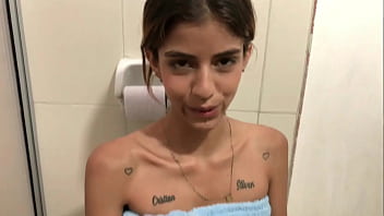 Sexy chica delgada le da una buena mamada de garganta profunda Sexy chica delgada le da una buena mamada de garganta profunda