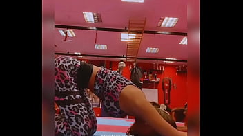 La shey shey bien puta en el gim