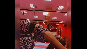 La shey shey bien puta en el gim