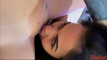 Casal de tatuadores fudendo com cliente morena rabuda que adora ganhar leite na buceta e na boquinha