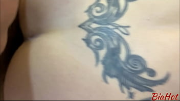 Casal de tatuadores fudendo com cliente morena rabuda que adora ganhar leite na buceta e na boquinha