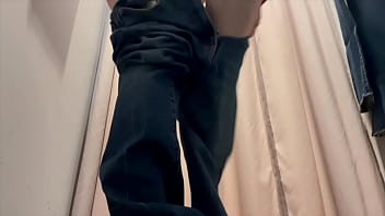 【更衣室でオナニー】 隣で着替えてる人にオナニーしてるのバレそうになりました