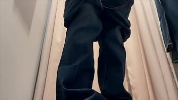 【更衣室でオナニー】 隣で着替えてる人にオナニーしてるのバレそうになりました