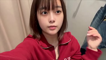 【更衣室でオナニー】 隣で着替えてる人にオナニーしてるのバレそうになりました