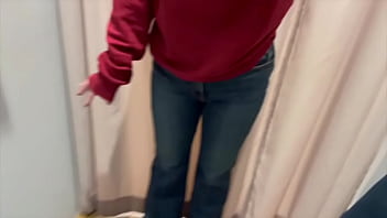 【更衣室でオナニー】 隣で着替えてる人にオナニーしてるのバレそうになりました