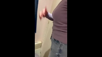 【更衣室でオナニー】 隣で着替えてる人にオナニーしてるのバレそうになりました