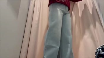 【更衣室でオナニー】 隣で着替えてる人にオナニーしてるのバレそうになりました