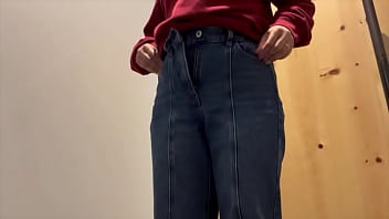 【更衣室でオナニー】 隣で着替えてる人にオナニーしてるのバレそうになりました