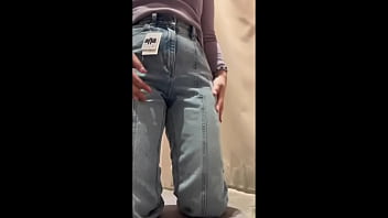 【更衣室でオナニー】 隣で着替えてる人にオナニーしてるのバレそうになりました