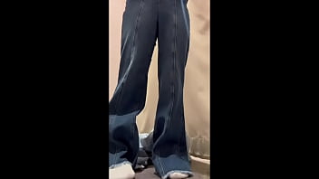 【更衣室でオナニー】 隣で着替えてる人にオナニーしてるのバレそうになりました