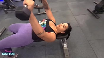 Treino sem calcinha pra provocar o personal e punheta suada em casa