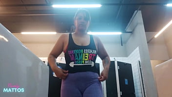 Treino sem calcinha pra provocar o personal e punheta suada em casa Treino sem calcinha pra provocar o personal e punheta suada em casa