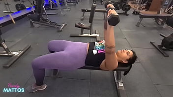 Treino sem calcinha pra provocar o personal e punheta suada em casa