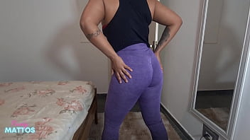 Treino sem calcinha pra provocar o personal e punheta suada em casa