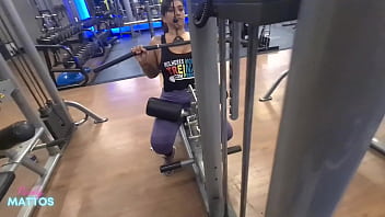 Treino sem calcinha pra provocar o personal e punheta suada em casa