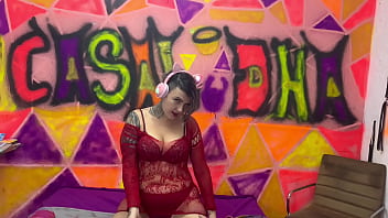 A dama de vermelho ouvindo um bom som toda excitada