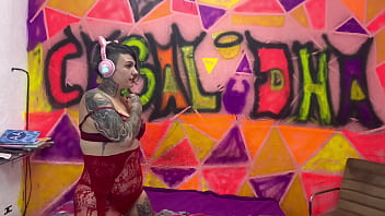 A dama de vermelho ouvindo um bom som toda excitada