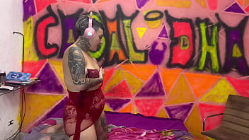 A dama de vermelho ouvindo um bom som toda excitada