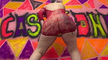 A dama de vermelho ouvindo um bom som toda excitada