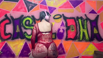 A dama de vermelho ouvindo um bom som toda excitada