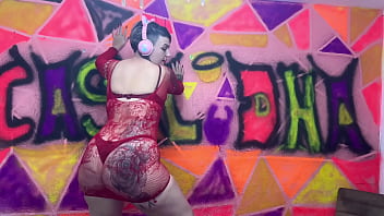 A dama de vermelho ouvindo um bom som toda excitada