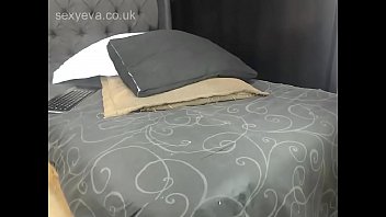 Amateur inserting toy on live cam hd
