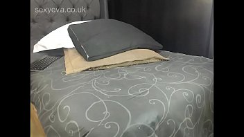 Amateur inserting toy on live cam hd
