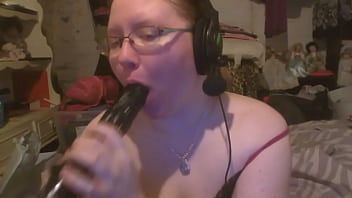Angelicprincess31 sucking dildo for bf