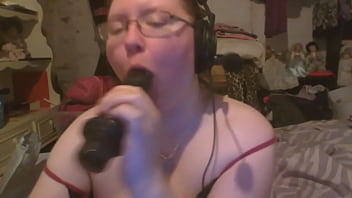 Angelicprincess31 sucking dildo for bf