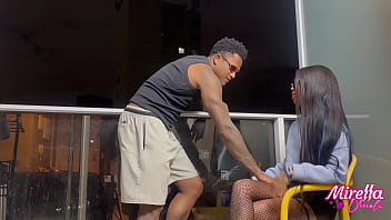 Meu vizinho descobriu que sou atriz pornô e quis uma cena cmg na varanda bem putona