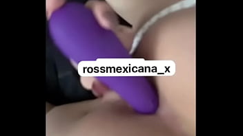 Rossmexicana se mete rico su dildo mira que rico lo disfruta mexicana caliente no para