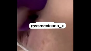 Rossmexicana se mete rico su dildo mira que rico lo disfruta mexicana caliente no para