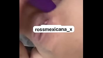 Rossmexicana se mete rico su dildo mira que rico lo disfruta mexicana caliente no para